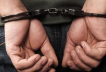 صورة تعبيرية لشخص مقيد باليدين (كلبشات) في سياق قضايا الاعتداء