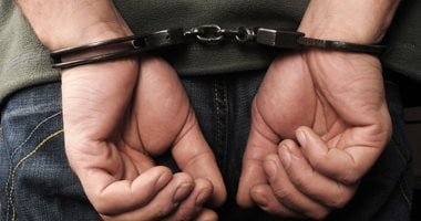 صورة تعبيرية لشخص مقيد باليدين (كلبشات) في سياق قضايا الاعتداء