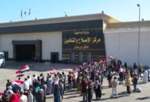 أهالي النزلاء أمام أحد مراكز الإصلاح والتأهيل في مصر أثناء إجراءات الإفراج