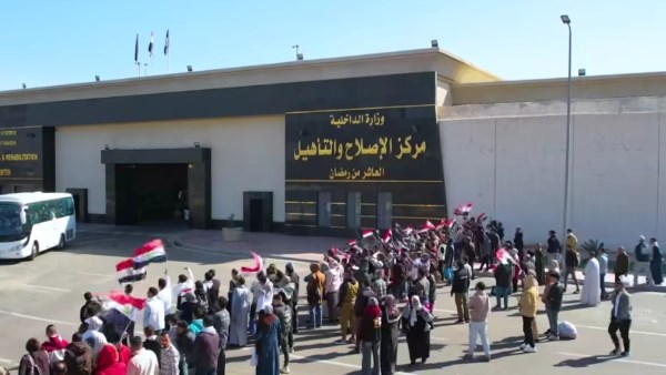 أهالي النزلاء أمام أحد مراكز الإصلاح والتأهيل في مصر أثناء إجراءات الإفراج