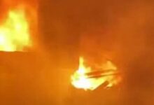 صورة توثق اندلاع حريق داخل مصنع لتدوير البلاستيك بأسيوط