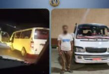 سيارة ميكروباص يفتح سائقها الباب أثناء السير وصورة للسائق بعد ضبطه.