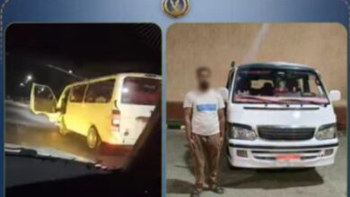 سيارة ميكروباص يفتح سائقها الباب أثناء السير وصورة للسائق بعد ضبطه.
