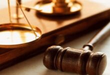المطرقة القضائية التي تمثل قرارات جهات التحقيق في القضايا الجنائية
