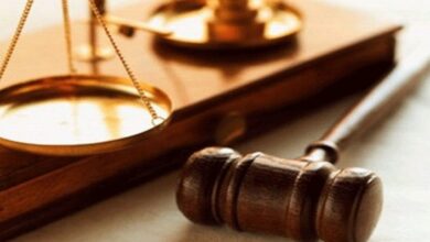المطرقة القضائية التي تمثل قرارات جهات التحقيق في القضايا الجنائية