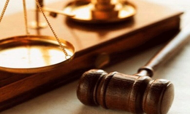 المطرقة القضائية التي تمثل قرارات جهات التحقيق في القضايا الجنائية
