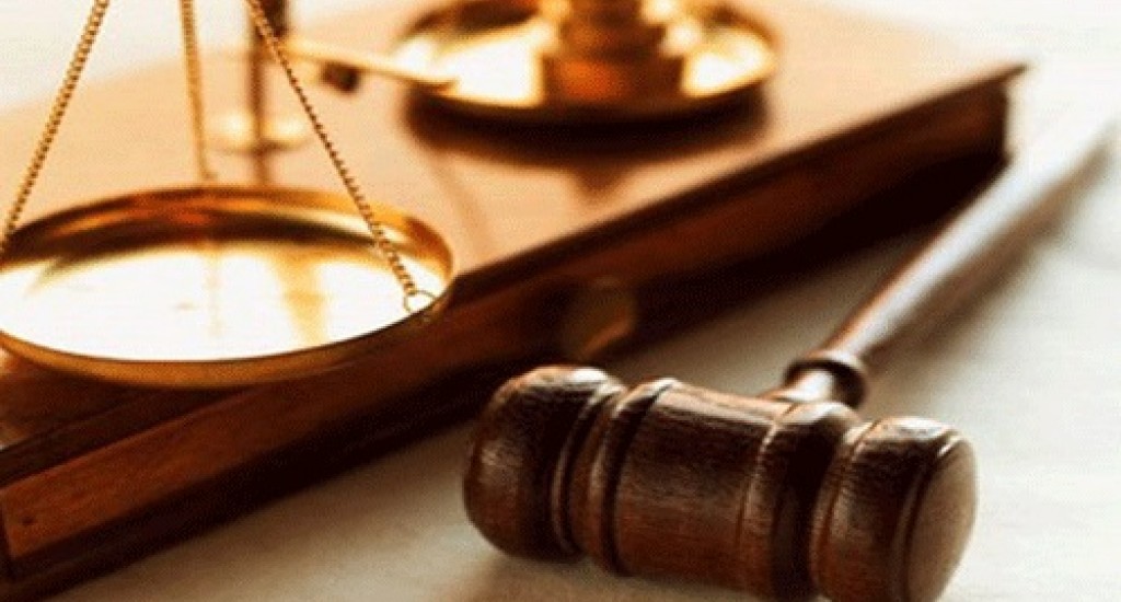 المطرقة القضائية التي تمثل قرارات جهات التحقيق في القضايا الجنائية