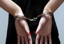 صورة تعبيرية لشخص مقيد باليدين (كلبشات) في سياق قضايا نشر محتوى خادش للحياء