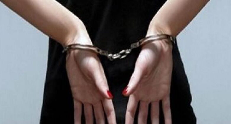 صورة تعبيرية لشخص مقيد باليدين (كلبشات) في سياق قضايا نشر محتوى خادش للحياء