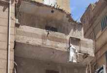 الشرفة المتهالكة للعقار الذي شهد الانهيار الجزئي بمدينة مطوبس