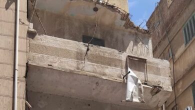 الشرفة المتهالكة للعقار الذي شهد الانهيار الجزئي بمدينة مطوبس