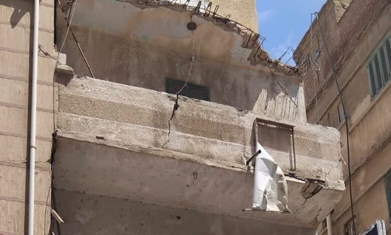 الشرفة المتهالكة للعقار الذي شهد الانهيار الجزئي بمدينة مطوبس