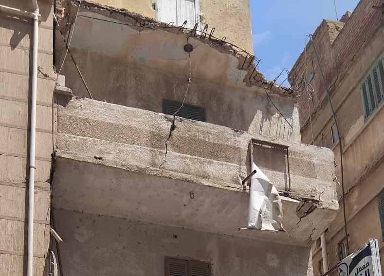 الشرفة المتهالكة للعقار الذي شهد الانهيار الجزئي بمدينة مطوبس