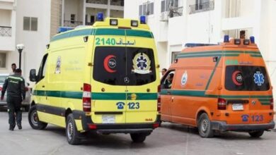 سيارات الإسعاف تستعد لنقل المصابين في حادث التسمم الغذائي بالمنيا.