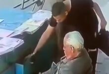 لقطة من مقطع فيديو تظهر لحظة سرقة مبلغ مالي من بائع الجرائد "عم شعبان" بأسلوب المغافلة.