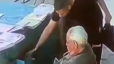 لقطة من مقطع فيديو تظهر لحظة سرقة مبلغ مالي من بائع الجرائد "عم شعبان" بأسلوب المغافلة.