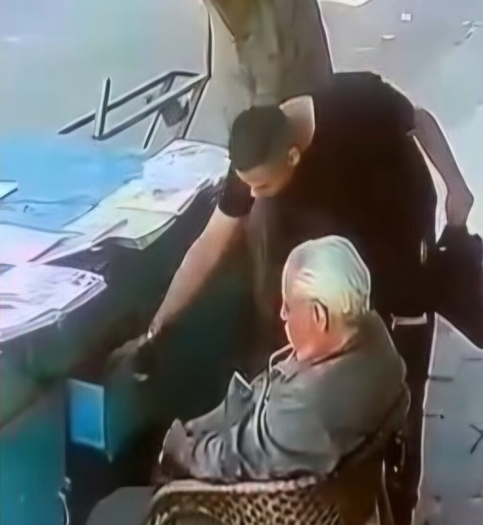 لقطة من مقطع فيديو تظهر لحظة سرقة مبلغ مالي من بائع الجرائد "عم شعبان" بأسلوب المغافلة.
