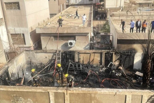 قوات الحماية المدنية تتعامل مع آثار الحريق في مجمع مستشفيات ميت خلف بالمنوفية.